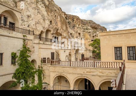 Traditionelles Haus und Architektur in Kappadokien, Türkei. Traditionelle Häuser in Kappadokien in Felsen gehauen. Stockfoto