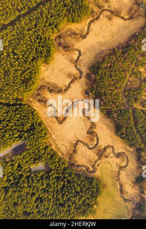Gewundene ländliche Landschaft des Flusses von oben. Luftaufnahme eines Flußstromtals Stockfoto