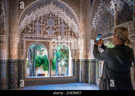 Alhambra Palace Nasriden Paläste: Sala de los Ajimeces und Mirador de Lindaraja, Granada, Andalusien Spanien Europa. Die Galerie Ajimeces. Der Name des Mädchens Stockfoto