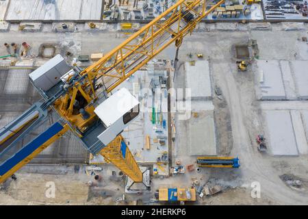 Großer gelber Kran auf Baustelle mit Luftaufnahme von oben Stockfoto