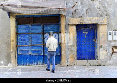 Wohnhaus, Blaue Eingangstüren, Essaouira, Marokko Stockfoto