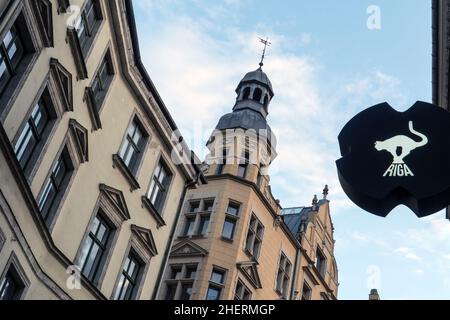 Riga, Lettland - 29. August 2021. Historische Gebäude Architektur auf blauem Himmel Hintergrund in der lettischen Hauptstadt. Antikes Baumuster in einem städtischen A Stockfoto