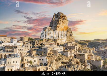 Schloss Ortahisar oder Zentralburg und Feenkamine in Kappadokien, Türkei. Ortahisar Castle und traditionelle Häuser aus Stein gemeißelt. Höhlenhäuser. Stockfoto