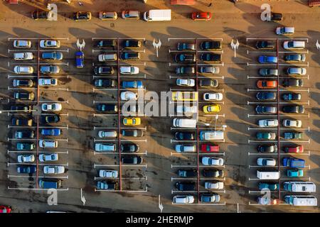 Luftaufnahme eines Parkplatzes in der Nähe des Supermarkts. Bunte Autos in der Nähe des Shops geparkt. Überfüllter Parkplatz. Stockfoto