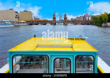 Touristenboot auf der Oberbaumbrücke über die Spree, Berlin, Deutschland Stockfoto