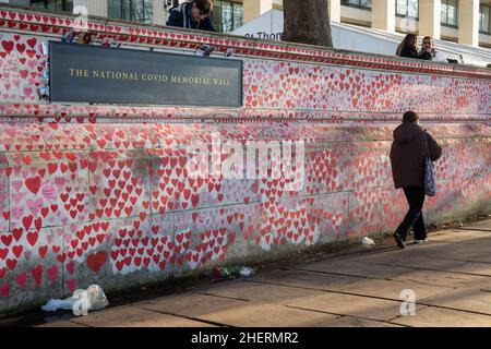 LONDON, Großbritannien 12th. Januar 2022. Rotes Herz mit einer Gesichtsmask an der Covid Memorial Wall, die 398 weitere Todesfälle durch Coronaviren anlockte, der höchste seit 11 Monaten, als Premierminister Boris Johnson sich mit Fragen konfrontiert sieht, ob im vergangenen Jahr in der Downing Street Parteien während der Sperrungsbeschränkungen abgehalten wurden. Stockfoto