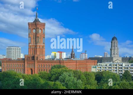 Erhöhte Ansicht des Roten Rathauses, Bezirk Berlin Mitte, Berlin, Deutschland Stockfoto