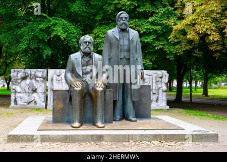 Karl Marx und Friedrich Engels Bronze-Denkmal, Marx-Engels Forum, Berlin Mitte, Berlin, Deutschland Stockfoto