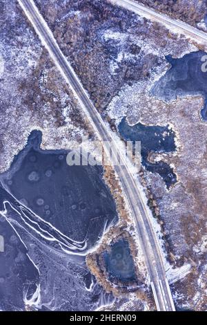 Flug über gefrorenen See brechen Eis in ländlichen europa. Luftaufnahmen während der Wintersaison Stockfoto