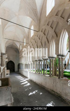 Der Klostergarten im Chiostro del Paradiso, Duomo di Sant'Andrea. Kathedrale des Heiligen Andreas, Amalfi, Kampanien, Italien Stockfoto