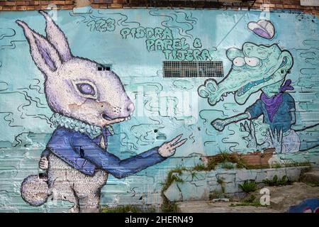 Street Wall Art von ehemaligen Bandenmitgliedern im einst berüchtigten Barrio Egipto, Bogota, Kolumbien. Organisierte Wandertouren sind möglich. Stockfoto