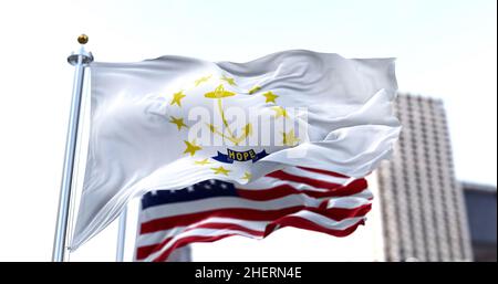 Die Flagge des US-Bundesstaates Rhode Island winkt im Wind, die amerikanische Flagge verschwimmt im Hintergrund. Rhode Island wurde in die Union aufgenommen Stockfoto