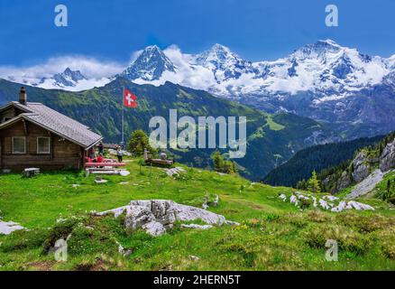 Lobhornhütte oberhalb von Isenfluh mit dem Eiger-Triumvirat mit der Eigernordwand, Mönch und Jungfrau, Lauterbrunnen, Berner Alpen, Berner Stockfoto