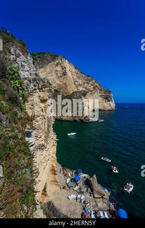 Kleine Bucht und Strand auf den Felsen in Capo Miseno, Baia, Phlegrean Fields, Golf von Neapel, Kampanien, Italien Stockfoto