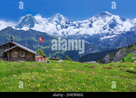 Lobhornhütte oberhalb von Isenfluh mit dem Eiger-Triumvirat mit der Eigernordwand, Mönch und Jungfrau, Lauterbrunnen, Berner Alpen, Berner Stockfoto