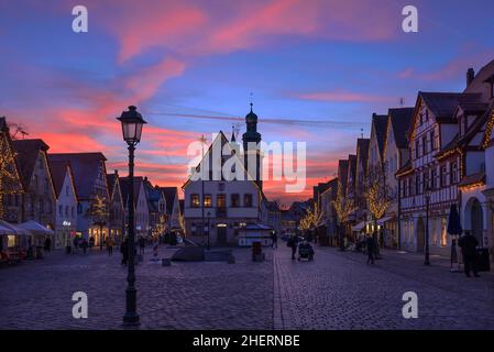 Weihnachtlich beleuchteter Marktplatz mit altem Rathaus und St. Johanniskirche am Abend, Lauf an der Pegnitz, Mittelfranken, Bayern, Deutschland Stockfoto