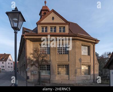 Historisches Hauptgebäude einer ehemaligen Ventilfabrik im Abendlicht, erbaut 1901, heute Industriemuseum, Lauf an der Pegnitz, Mittelfranken Stockfoto