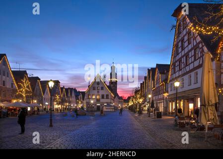 Weihnachtlich beleuchteter Marktplatz mit altem Rathaus und St. Johanniskirche am Abend, Lauf an der Pegnitz, Mittelfranken, Bayern, Deutschland Stockfoto