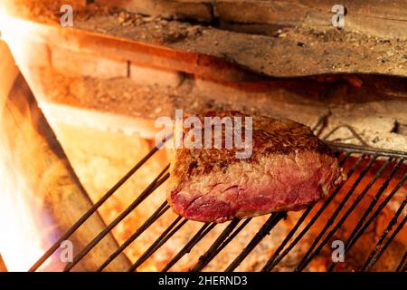 Schönes Stück Rinderfilet auf einem Kohlegrill. Leckeres Rindersteak auf Holzkohle Stockfoto