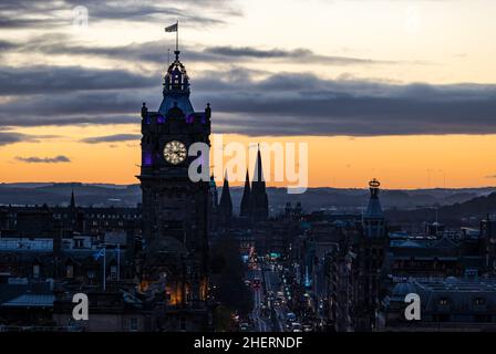 Balmoral Clock Tower & Princes Street beleuchtet in der Nacht mit einem bunten Sonnenuntergang, Edinburgh, Schottland, Großbritannien Stockfoto