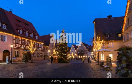 Weihnachtlich beleuchteter Marktplatz am Abend, Lauf an der Pegnitz, Mittelfranken, Bayern, Deutschland Stockfoto