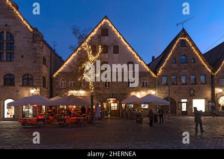 Weihnachtlich beleuchtete Gaststätte am Abend, Lauf an der Pegnitz, Mittelfranken, Bayern, Deutschland Stockfoto