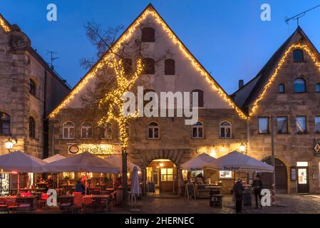 Weihnachtlich beleuchtete Gaststätte am Abend, Lauf an der Pegnitz, Mittelfranken, Bayern, Deutschland Stockfoto