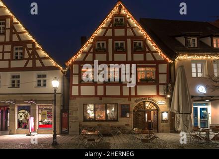 Weihnachtlich beleuchtete Gaststätte am Abend, Lauf an der Pegnitz, Mittelfranken, Bayern, Deutschland Stockfoto