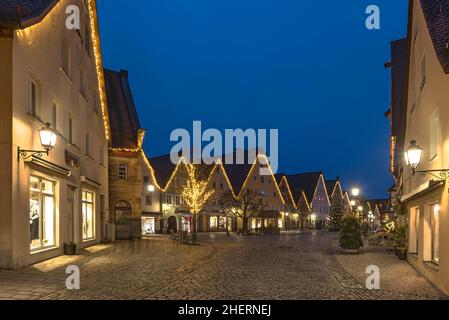 Weihnachtlich beleuchteter Marktplatz mit altem Rathaus und St. Johanniskirche am Abend, Lauf an der Pegnitz, Mittelfranken, Bayern, Deutschland Stockfoto