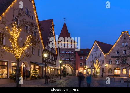 Weihnachtlich beleuchteter Marktplatz mit dem historischen Herbrucker Tor am Abend, Lauf an der Pegnitz, Mittelfranken, Bayern, Deutschland Stockfoto