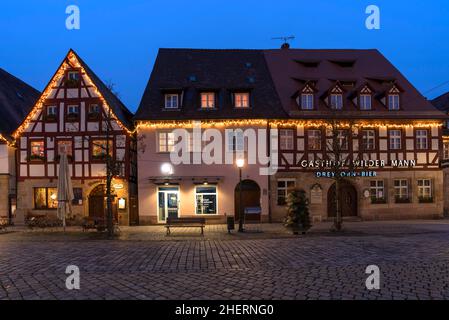 Historische Fachwerkhäuser mit weihnachtlicher Beleuchtung am Abend auf dem Marktplatz, Lauf an der Pegnitz, Mittelfranken, Bayern, Deutschland Stockfoto