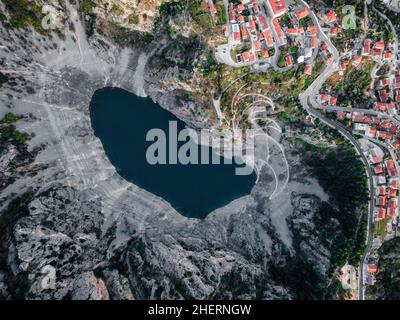 Luftdrohnenbild des massiven Krater, blauer See (Modro Jezero) im April bei Imotski, Dalmatien, Kroatien Stockfoto