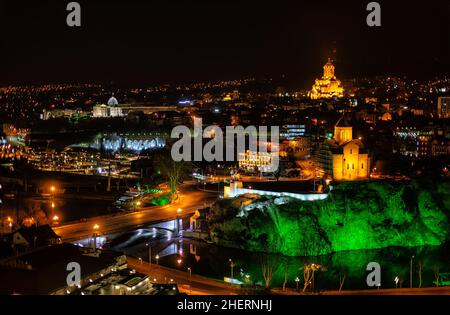 Nachtansicht von Tiflis mit der Trinity-Kirche von Sameba und der Altstadt. Reise nach Georgien Stockfoto