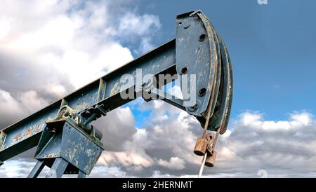 Ölstangenpumpe mit Kopierraum, Nahaufnahme von Ölmaschinen, Konzept der Ölförderung Stockfoto