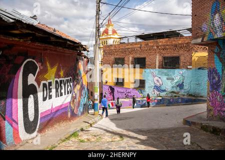 Street Wall Art von ehemaligen Bandenmitgliedern im einst berüchtigten Barrio Egipto, Bogota, Kolumbien. Organisierte Wandertouren sind möglich. Stockfoto