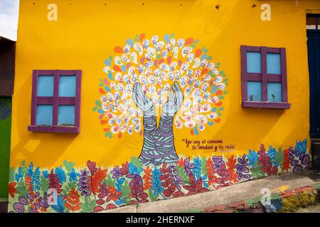 Street Wall Art von ehemaligen Bandenmitgliedern im einst berüchtigten Barrio Egipto, Bogota, Kolumbien. Organisierte Wandertouren sind möglich. Stockfoto