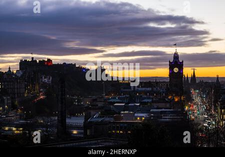 Balmoral Clock Tower & Princes Street beleuchtet in der Nacht mit einem bunten Sonnenuntergang, Edinburgh, Schottland, Großbritannien Stockfoto