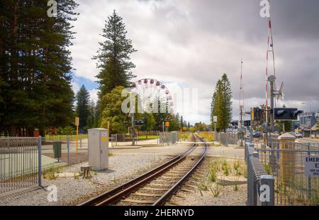 Fremantle, WA, Australien - Riesenrad- und Eisenbahnstrecke im Espanade Park Stockfoto