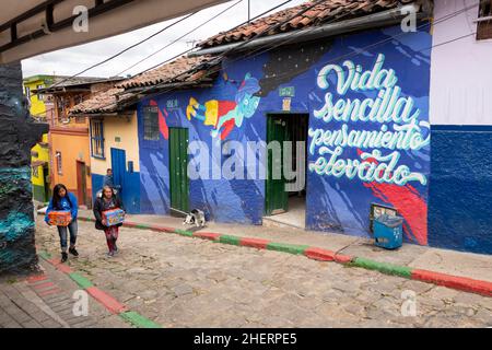 Street Wall Art von ehemaligen Bandenmitgliedern im einst berüchtigten Barrio Egipto, Bogota, Kolumbien. Organisierte Wandertouren sind möglich. Stockfoto