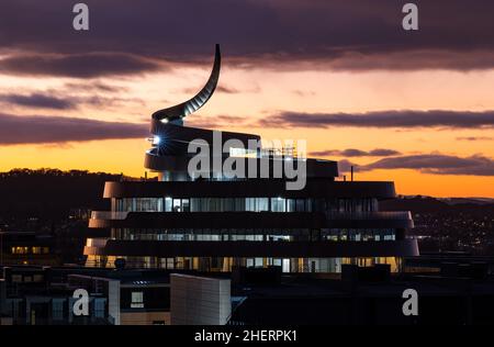 Neu erbautes St James Quarter Development beleuchtet bei Nacht mit einem bunten Sonnenuntergang, Edinburgh, Schottland, Großbritannien Stockfoto