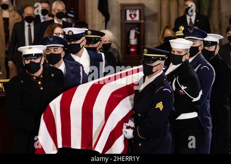 USA. 12th Januar 2022. Ein US-Joint-Forces-Trägerteam trägt die Fahnenschatulle des ehemaligen Mehrheitsführers des Senats, Harry Reid, D-NV, im US-Kapitol, wo er am Mittwoch, den 12. Januar 2022, in Washington liegen wird. Reid, der fünf Jahre im Senat gedient hat, wird am Mittwoch in der Rotunde des Kapitols während einer für die Öffentlichkeit geschlossenen Zeremonie gemäß den COVID-19-Protokollen geehrt. (Foto von Pool/Sipa USA) Quelle: SIPA USA/Alamy Live News Stockfoto