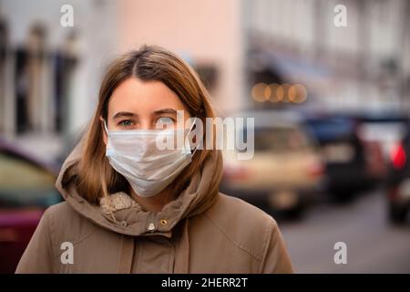 Frau mit Gesichtsmaske während des Coronavirus-Ausbruchs. Virus verbreitet Grippe Prävention Karantine. Mädchen in einer Gesichtsmask auf einer Straße in Italien Stockfoto