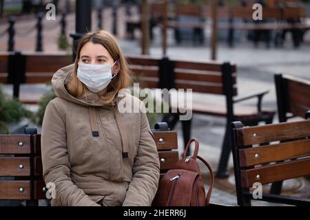 Junge Frau mit Gesichtsmaske während des Grippevirus-Ausbruchs. Blockierung der Coronavirus-Epidemie. Stockfoto