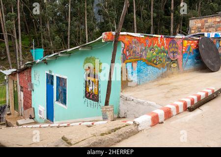 Street Wall Art von ehemaligen Bandenmitgliedern im einst berüchtigten Barrio Egipto, Bogota, Kolumbien. Organisierte Wandertouren sind möglich. Stockfoto