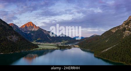 Roter thaneller Berggipfel in der Morgendämmerung und Reflexion in heiterwanger sehen im Herbst Stockfoto