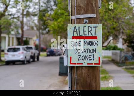 Schild „Alert Side Mirror Donation Zone“ an der Versorgungsmast in der engen Uptown Street in New Orleans, LA, USA Stockfoto