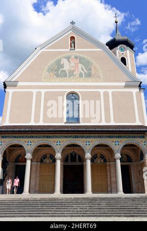 Kirchenfassade mit Vorhalle, Benediktiner-Erzabtei Beuron im Donautal, Beuron, Baden-Württemberg, Deutschland Stockfoto