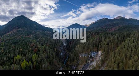 Luftaufnahme zu Tal und Bergen bei weissenbach forchach mit bewölktem Himmel Stockfoto