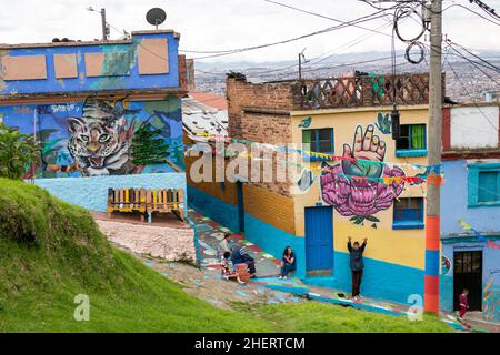 Street Wall Art von ehemaligen Bandenmitgliedern im einst berüchtigten Barrio Egipto, Bogota, Kolumbien. Organisierte Wandertouren sind möglich. Stockfoto