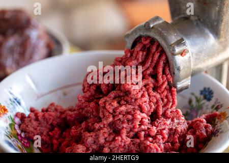 Frisches Hackfleisch aus Hackfleisch mit einem alten Fleischwolf Stockfoto